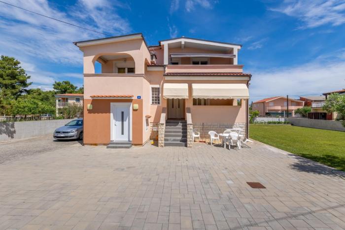 Apartments with parking space Vir - 24653