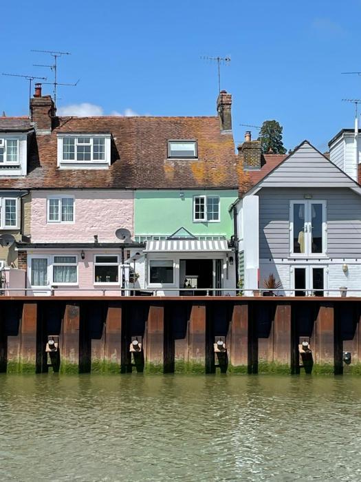 Dove Cottage is a Central, Riverside, Charming Victorian Cottage
