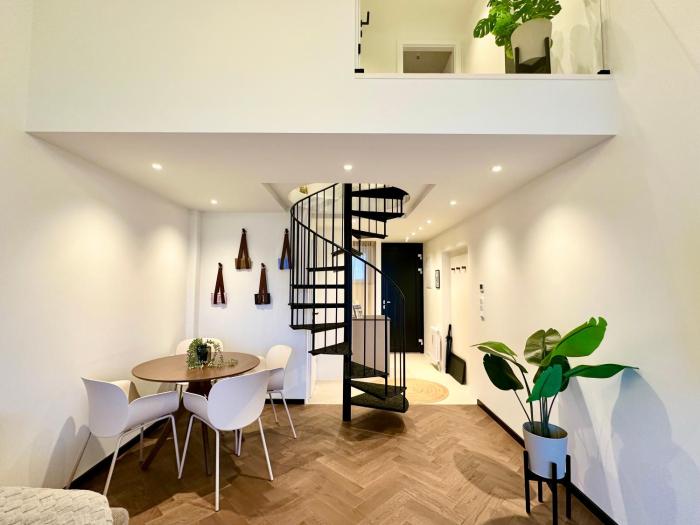 Das Alpenzeit Loft mit Balkon und Grimmingblick