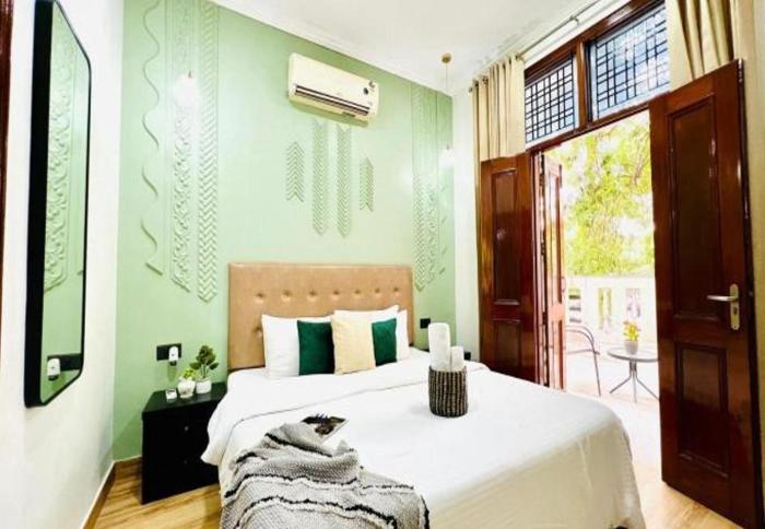 BluO Awesome 1BHK DLF Galleria Market ,Gym TT