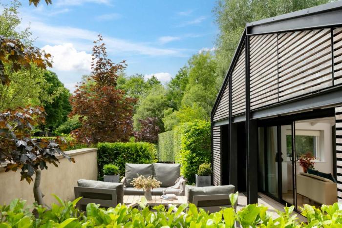 Pond Lodge - Hot Tub Stay with Views & Log Burner