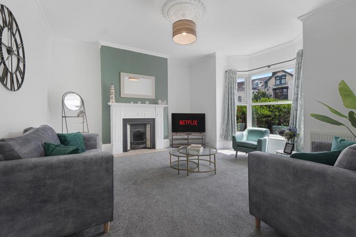 Spacious! 6BR in Beach Road