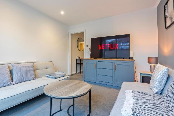 Cozy 2BR Getaway - Private Hot Tub & Bath Retreat