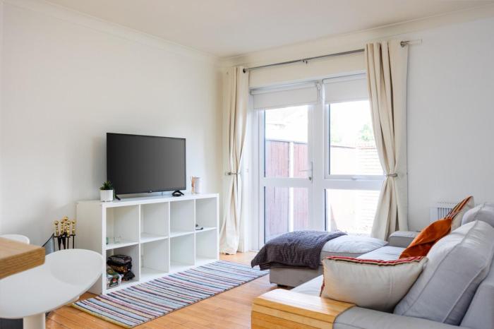 Spacious 2 Bed House - 20 Min Bus To City Center