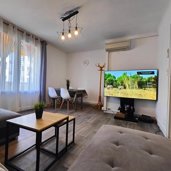 Grand F3 lumineux 55 m proche centre, plages, balcon, clim