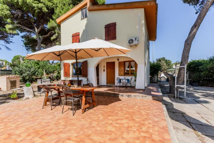 Villa Etnic Eloise a walk from Porto Pino beach