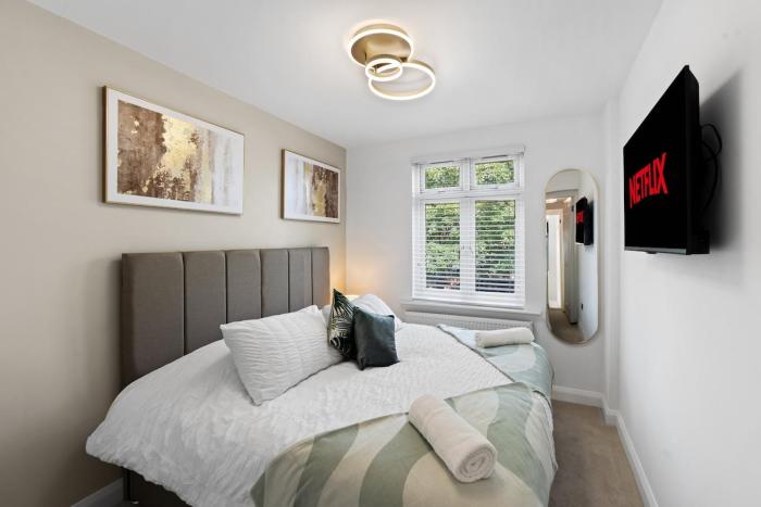 Luxury 4 Bed home for Groups and Families - Driveway-Garden-Gatwick Horley