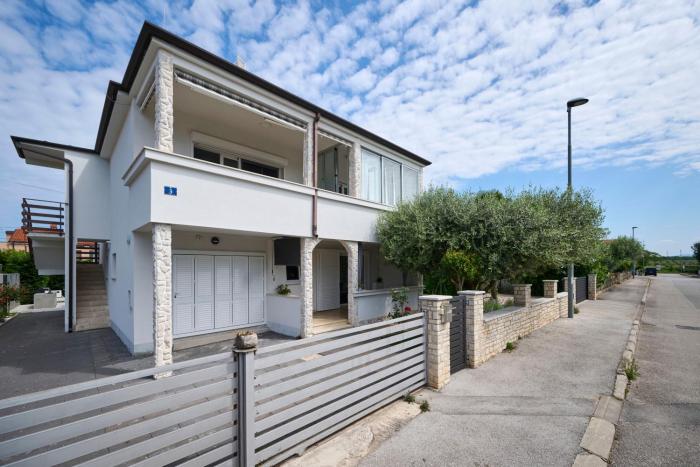 Apartments with swimming pools Umag - 24680