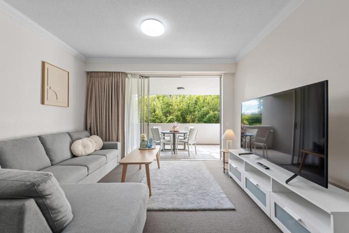 Leafy and Quiet 2BR - Close to Hospital with Parking