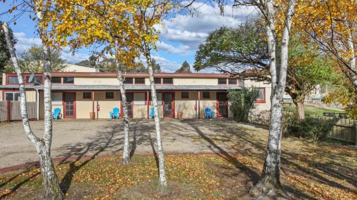 Colonial Bank Motel