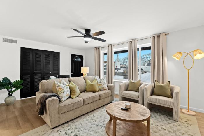 Spacious 2BR Flat near Downtown Royal Oak