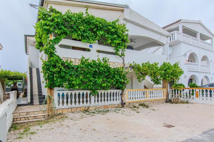 Apartments with parking space Vir - 24560