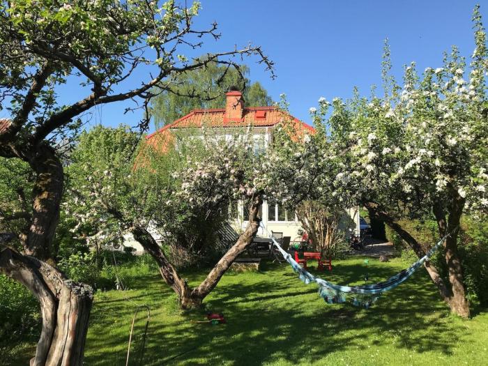 Private house from 1911 own garden 10 mins to city