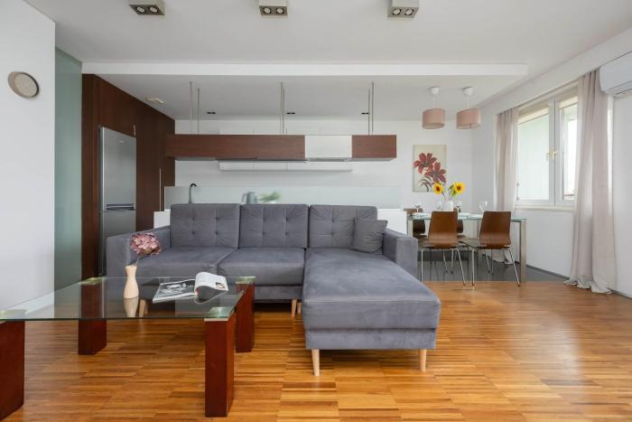 Air-conditioned Apartment near Łazienki Park with Parking by Noclegi Renters