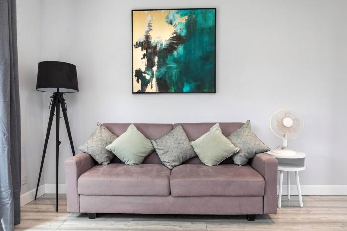 West Green House Spacious 3BR,Wifi,Paid Parking, Next to Crawley Hospital,Close to Gatwick Airport, Contractors, temporary relocations