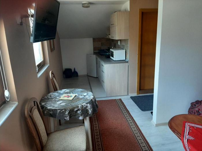 Apartmani Miodragović - nedaleko od Snežnika, 100 metara pre bazena
