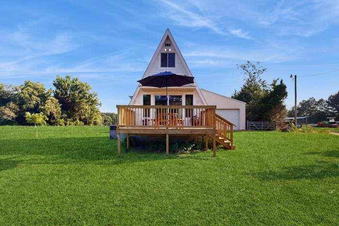 3 Mi to Lake Murray Dog-Friendly Cabin with Deck