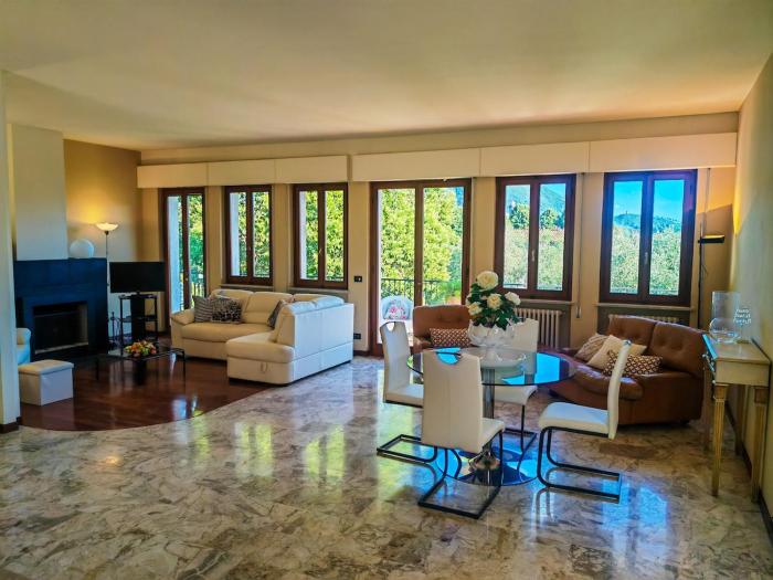 Bellissima villa immersa nelle colline lucchesi