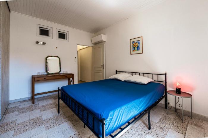 Hébergement et GARAGE au cœur des remparts -sans cuisine