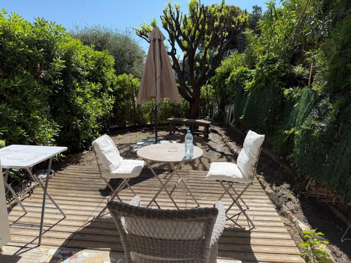 Studio calme à deux pas de la mer avec jardin et parking privé