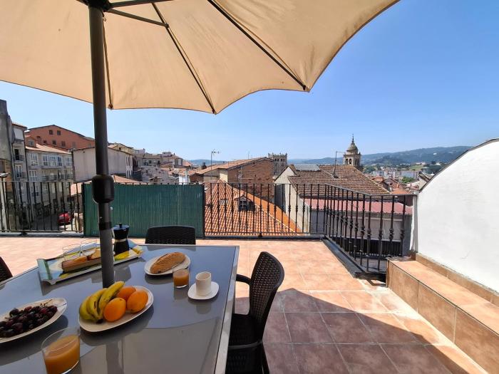 Luna - Disfruta de Ourense en este piso con terraza en el casco histórico