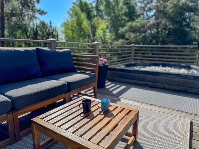 Villa Mustikka - Modern Log Villa on a Waterfront Estate