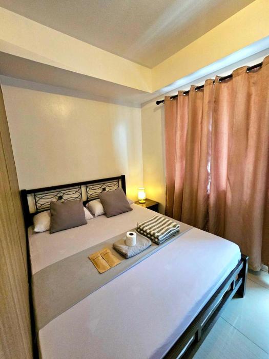 Spacious 1BR beside MOA with Wifi, Netflix, Pool & Washer