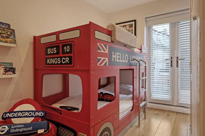 Stunning 4 Bedroom, 3 Bathroom House with Private Hottub & Gym - Escape London, in Lonon