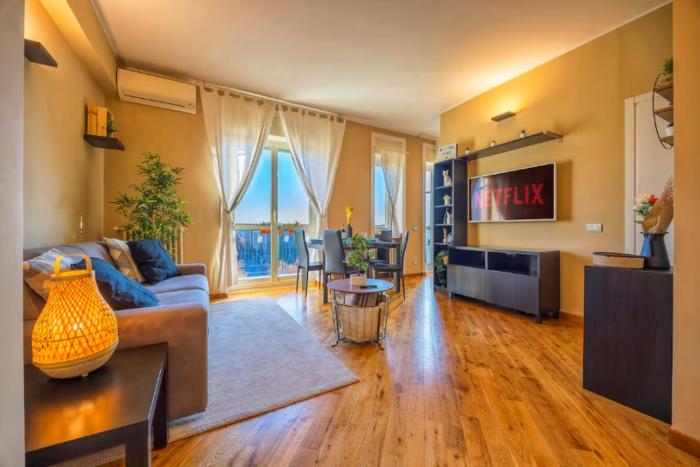 Sunny & Updated Flat with Panoramic city view 50m from M4 Stop