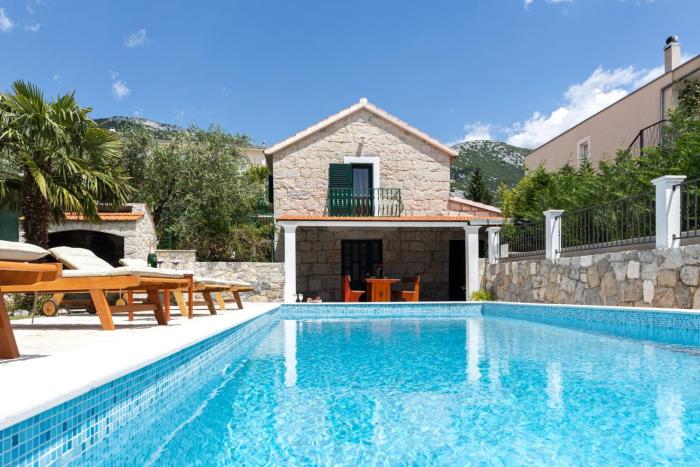 Villa Bella Pietra with private pool, sauna