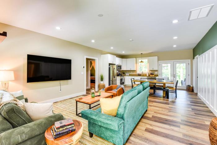 1 Mi to Lake Hartwell Updated Retreat with Patio!