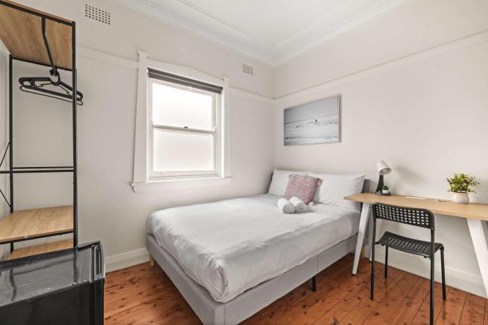 Inviting Double Room - A Peaceful Budget Stay in Padstow - Shared Bathroom