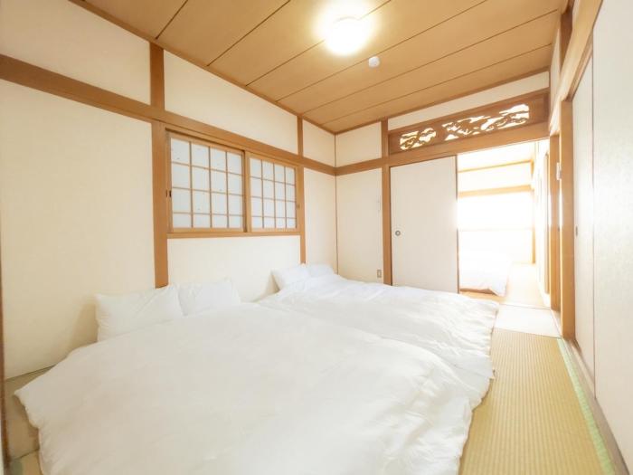 無料レンタサイクル -Guest House 団- 最大16名,難波まで2駅5分,USJまで好アクセスの3階建て