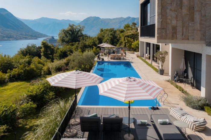 Villa Invicta with 17m pool and bay view