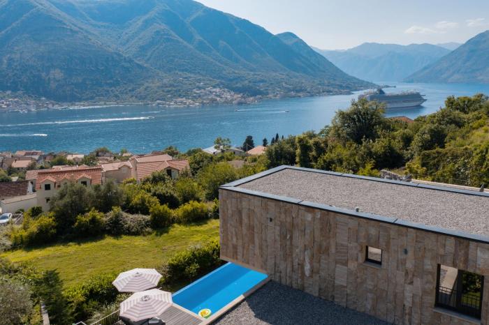 Villa Invicta with 17m pool and bay view