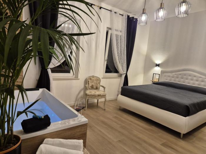 Superior Suite, Villa Joy Verona, Luxury Romantic Suite with Jacuzzi, near City Center