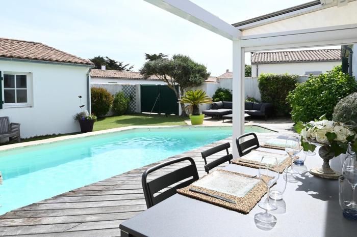 888 La Digue Heated pool