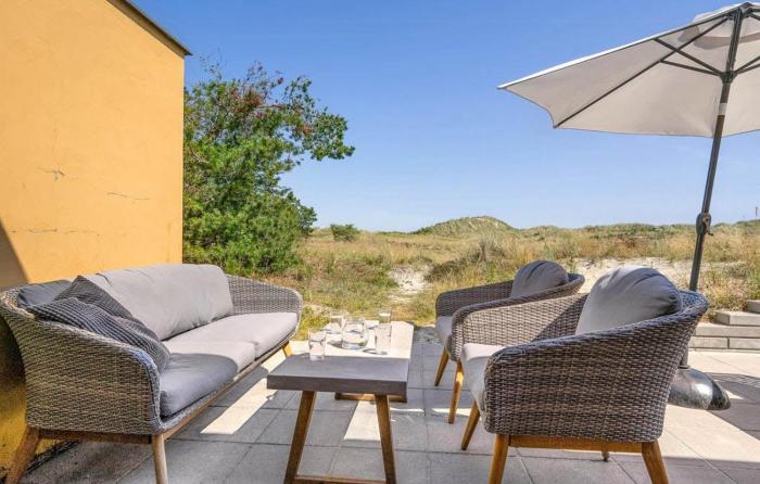 The Yellow House 200 Metres From The Beach