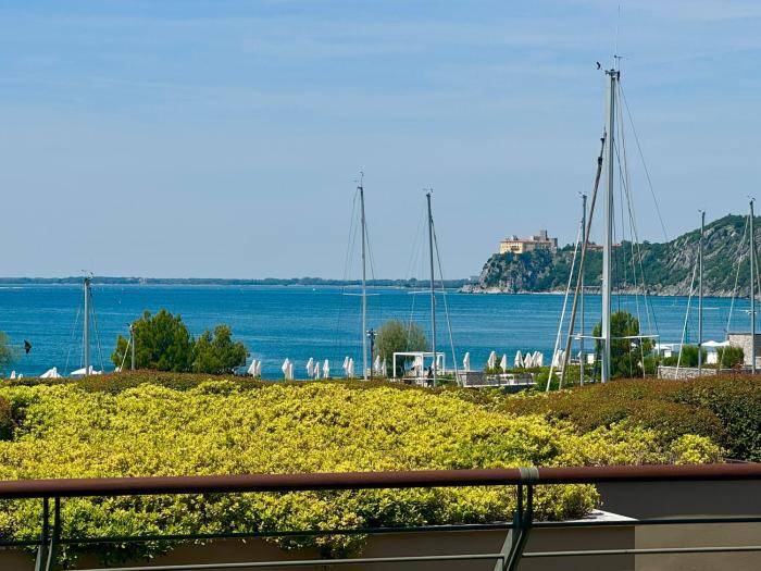 Portopiccolo Apartments - Giardino vista castello