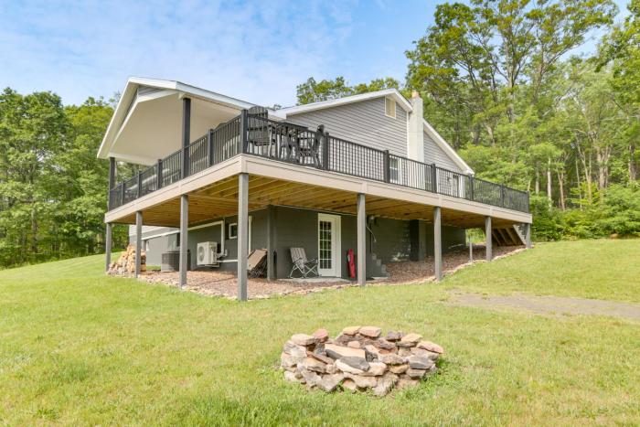 Mtn-View Pleasantville Home on 100 Acres!