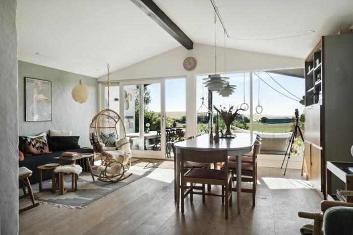 Island Weekend Home With Pastels And View