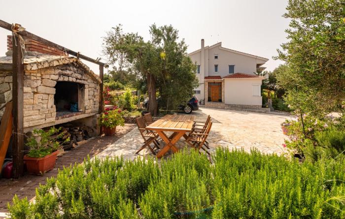 2 Bedroom Nice Apartment In Jakisnica