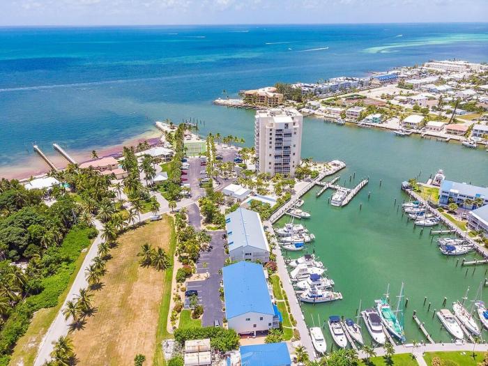 Flip Flop Inn - Pet Friendly, Waterfront Townhome with Pool