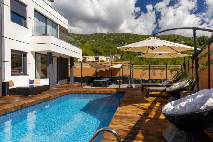 Апартаменты с двумя спальнями и собственной террасой на крыше в доме с бассейном, возле пляжа Яз