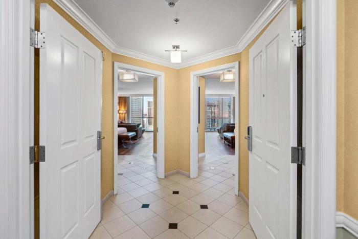 No Resort Fee Strip View Suites+ Free Valet + Pool