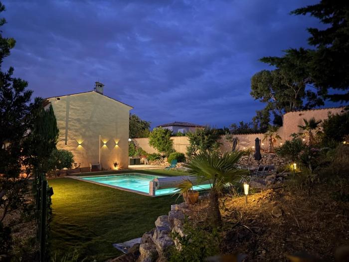 Belle maison avec piscine privative dans une résidence calme et securisee