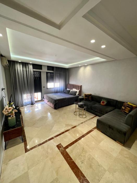 Large bright and centrally located studio