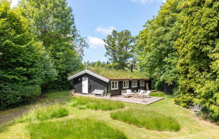 Cozy Home In Dronningmølle With Wifi