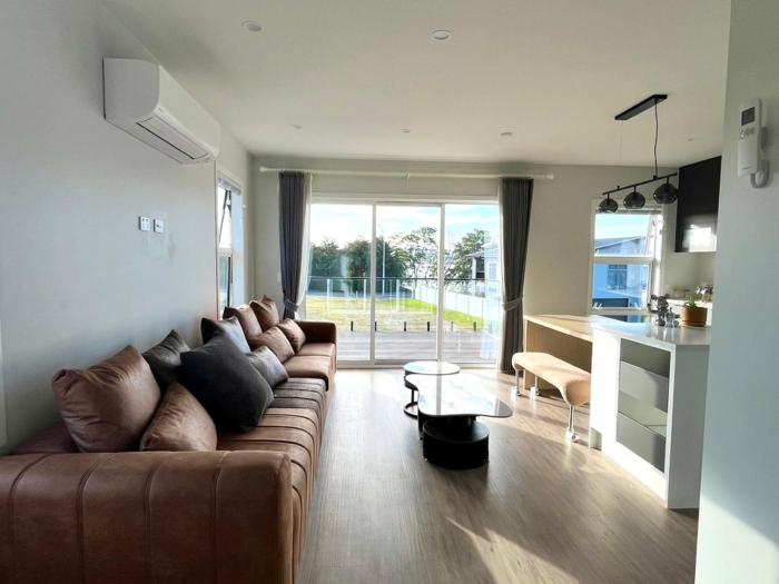 brand new Lakeside cozy deluxe