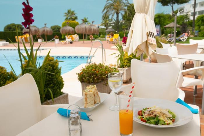 Stylish Boho Chic apartment with 2 Pools & Garden near the Beach